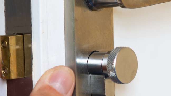 Chaveiro cobra R$ 8 mil para abrir porta e ameaça mulher em Londres