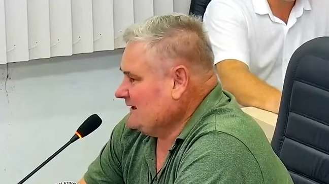 Vereador de SC defende morte de cachorros soltos na rua durante sessão: 'Fazer um sevicinho'