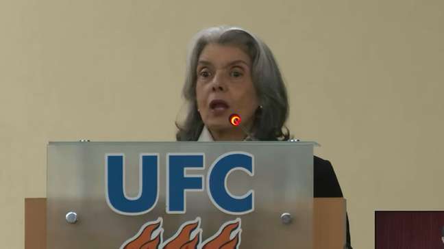 Cármen Lúcia é aplaudida ao fazer apelo contra a violência às mulheres: 'Parem de nos matar'