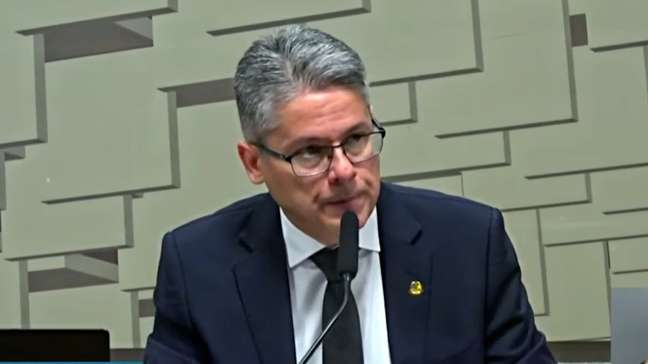 Alessandro Vieira critica Flávio Dino e STF após suspensão de quebra de sigilo de Lulinha: 'Escárnio'