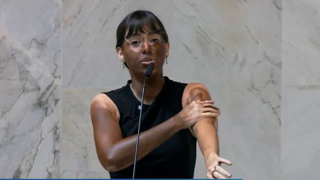 Deputada do PL faz ‘blackface’ e cita Erika Hilton em discurso contra mulheres trans na Alesp