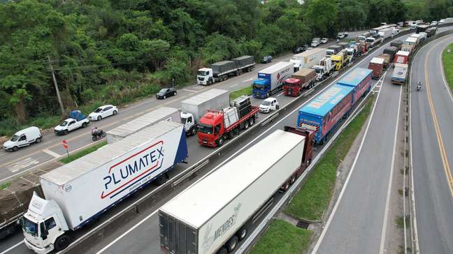 Caminhoneiros articulam greve nacional em resposta à alta do diesel
