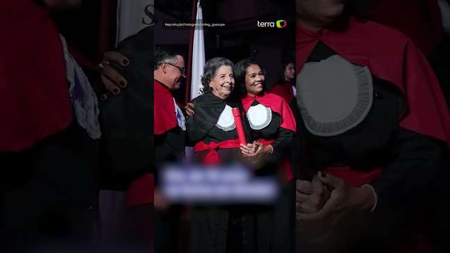 Mulher de 76 anos é aplaudida de pé ao realizar o sonho de se formar em Direito #shorts