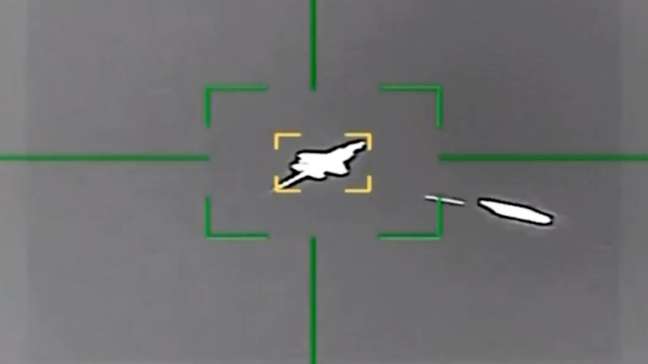 Irã diz ter alvejado caça F-35 dos EUA e aeronave faz pouso de emergência, segundo imprensa internacional