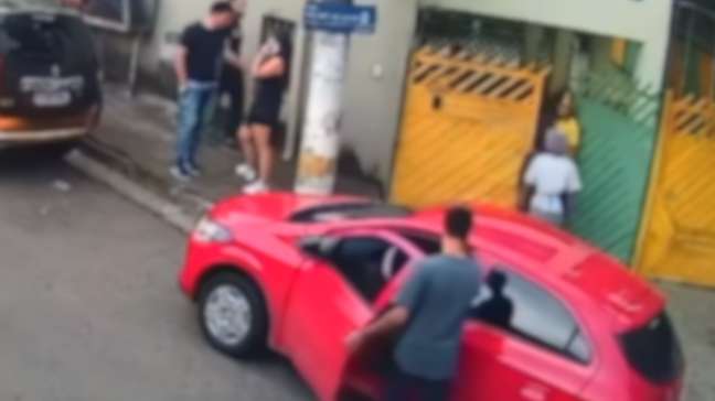 Bebê de 2 meses é levado durante roubo de carro em São Paulo; veja momento