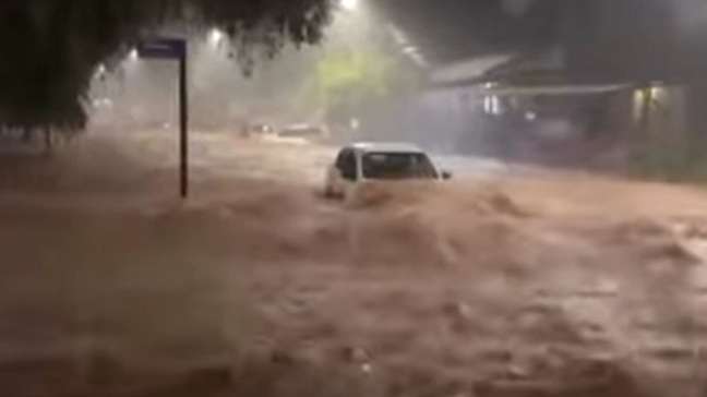 Vídeo mostra carro sendo arrastado por enxurrada e assusta moradores no Pará: ‘Meu Deus’
