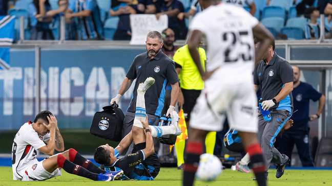 Lateral do Grêmio sofre lesão grave e deixa campo de ambulância