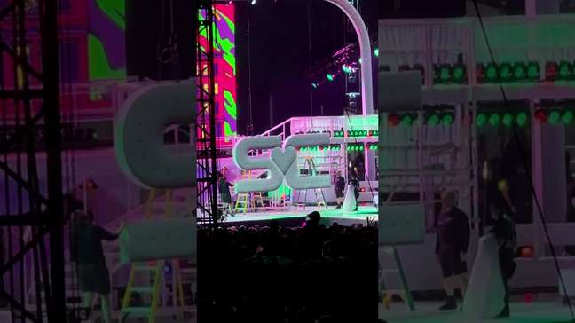 TÔ GAG! Se liga na montagem do palco da Sabrina Carpenter no Lollapalooza 2026