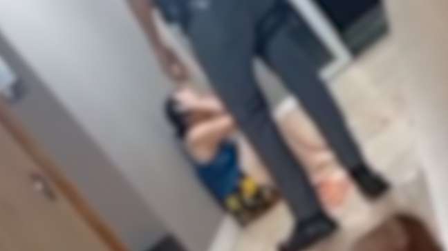 Mulher é agredida por PM com socos e chutes, e fica com ferimento na cabeça no litoral de SP