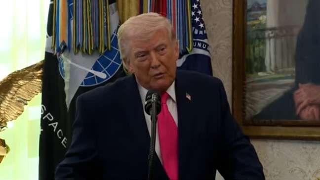 Irã concordou em nunca ter armas nucleares e deu presente aos EUA, diz Trump