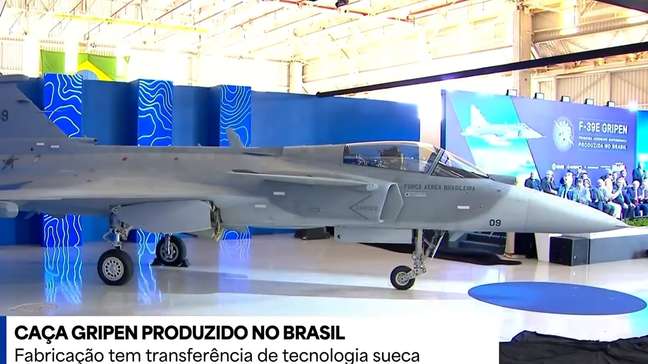Veja o momento em que o F-39E Gripen, o mais poderoso caça da FAB, é apresentado na Embraer
