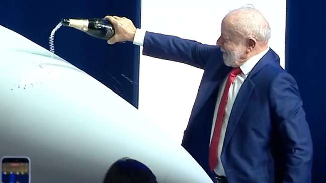 Com espumante, Lula e Alckmin ‘batizam’ F-39E Gripen, primeiro caça supersônico produzido no Brasil