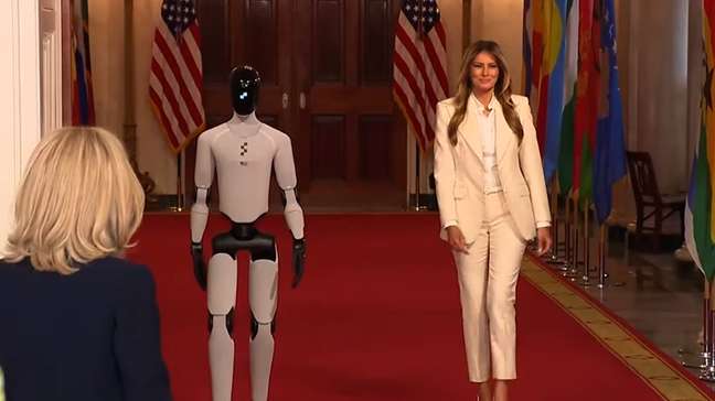 Melania Trump leva robô humanoide para evento na Casa Branca sobre IA