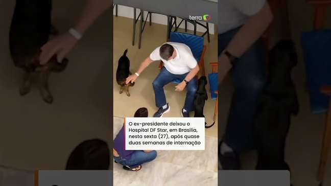 Após alta, Bolsonaro chega em casa e brinca com os cachorros junto com Michelle #shorts