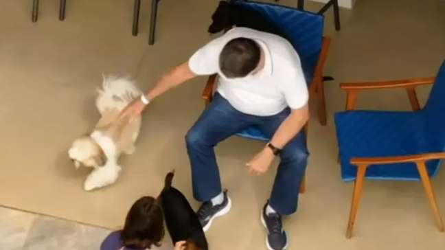 Após alta, Bolsonaro chega em casa e é flagrado brincando com os cachorros junto com Michelle