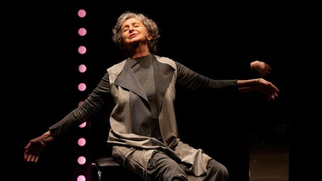 Atriz da Globo relembra prisão na ditadura e fala de parto normal de cócoras de gestação aos 40 anos