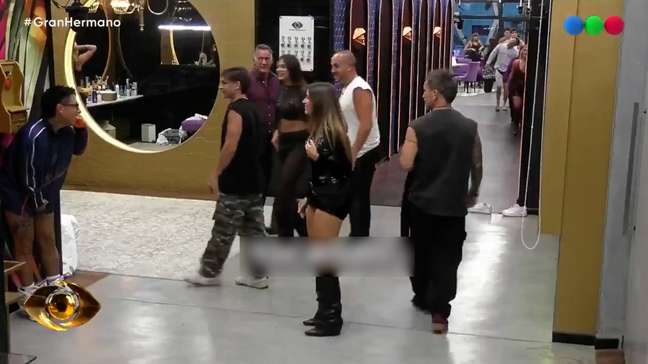 Participante do 'Big Brother' argentino sai sem calças de banheiro para atender Big Fone
