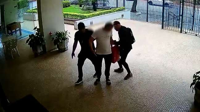 Falsos policiais roubam morador na entrada de prédio nos Jardins, bairro nobre de SP; veja vídeo