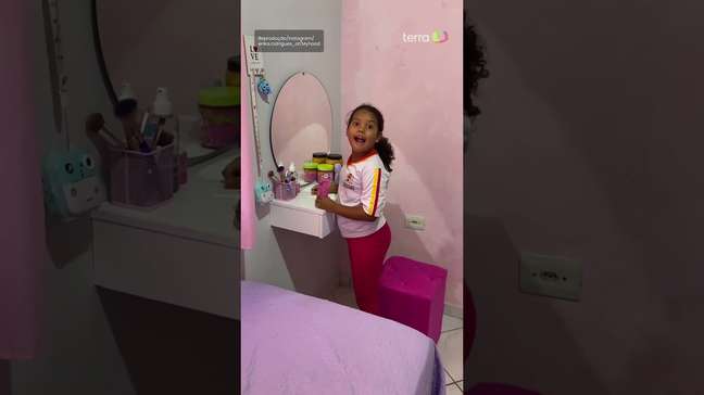 Menina se emociona ao ganhar penteadeira dos pais: "Era o meu sonho" #shorts