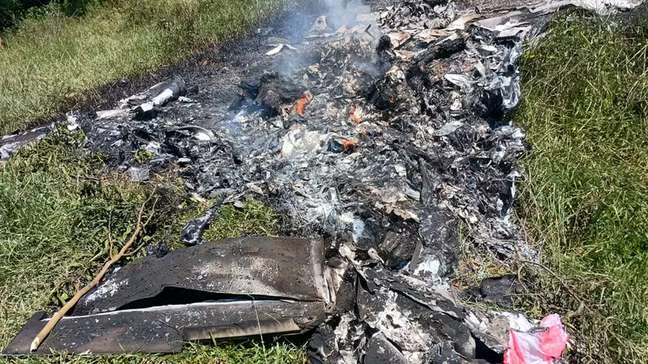 Avião de pequeno porte cai e mata dois homens no RJ