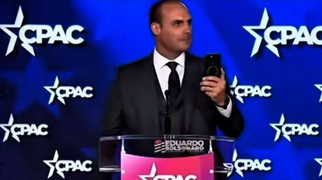 Nos EUA, Eduardo diz que gravou vídeo para o pai, mas Bolsonaro está sem celular