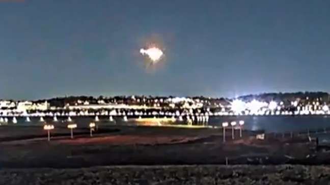 Novo vídeo mostra colisão entre avião e helicóptero que deixou 67 mortos nos EUA