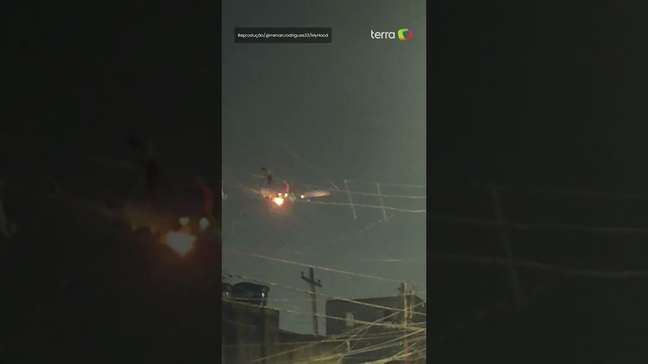 Novo vídeo mostra avião da Delta Air Lines em chamas após decolagem em Guarulhos #shorts