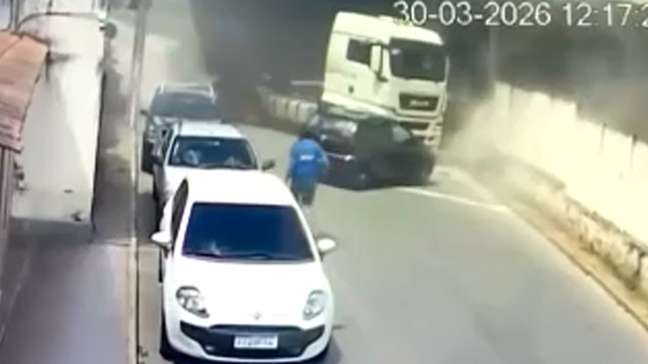 Vídeo mostra carreta sendo atingida por trem e arrastando carros em MG