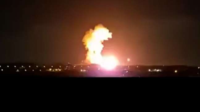 Vídeo mostra explosão em depósito de munições no Irã