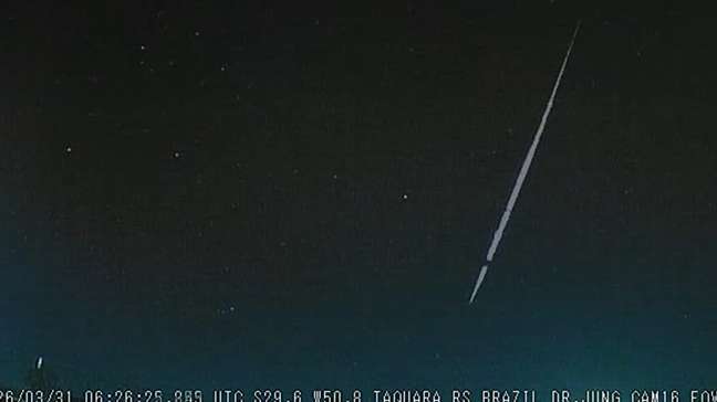 Vídeo flagra meteoro cruzando o céu durante a madrugada no RS