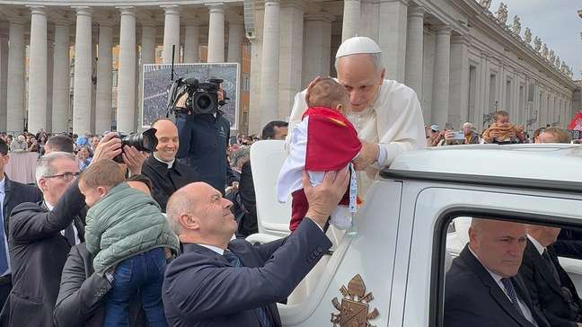 Bebê brasileiro vestido de 'mini papa' recebe bênção do Papa Leão XIV no Vaticano