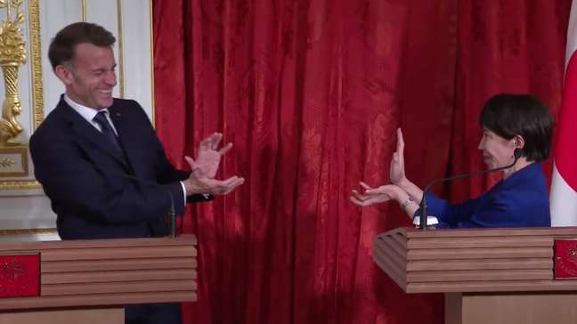 Macron e primeira-ministra do Japão se despedem com gesto de 'Dragon Ball' após encontro em Tóquio
