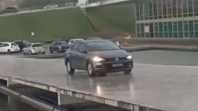 Motorista de app invade rampa do anexo da Câmara dos Deputados para deixar passageiro