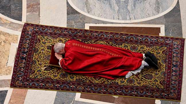 Papa Leão XIV celebra missa da Paixão de Cristo pela 1ª vez e deita no chão em oração