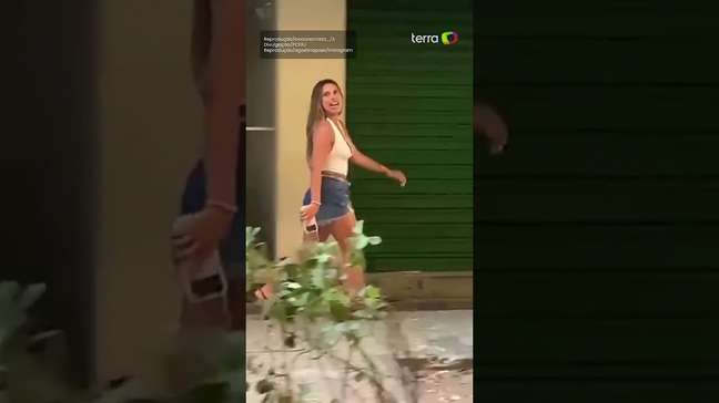 Pai de argentina acusada de racismo no Rio imita macaco após filha voltar ao país #shorts