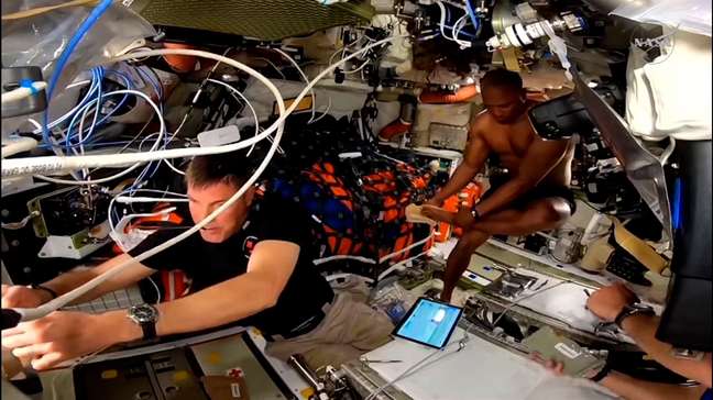 Nasa mostra como astronautas tomam ‘banho espacial’ na Artemis II