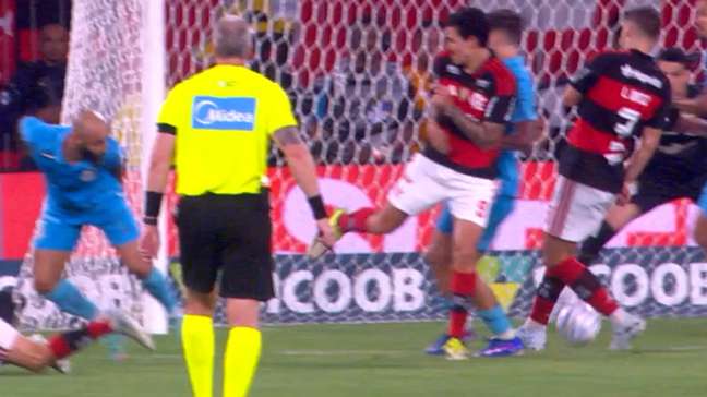 Veja decisão do VAR que anulou gol do Flamengo por impedimento