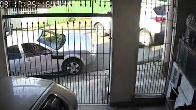 Vídeo flagra motorista saindo de casa cantando pneu antes de atropelar e matar crianças em Diadema