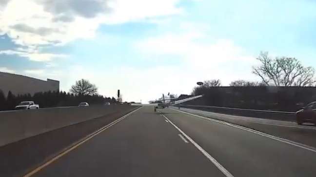 Avião faz pouso de emergência em meio a carros em rodovia interestadual nos EUA