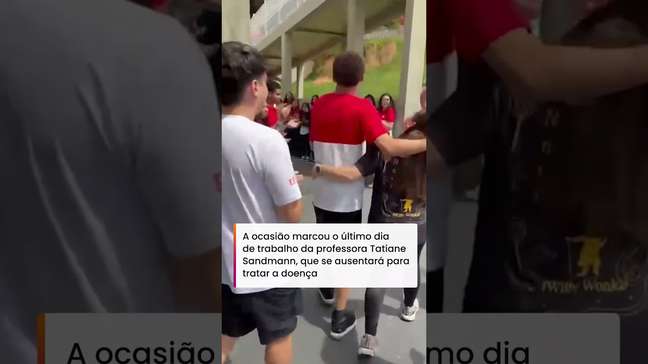 Professora com câncer de mama é surpreendida por estudantes com corredor de aplausos em SP #shorts