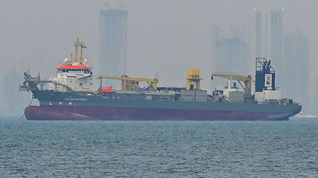 Navios voltam a cruzar o Estreito de Ormuz após acordo de cessar-fogo