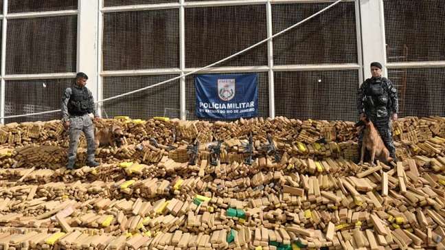 PM apreende quase 50 toneladas de maconha em bunker concretado no Complexo da Maré (RJ)