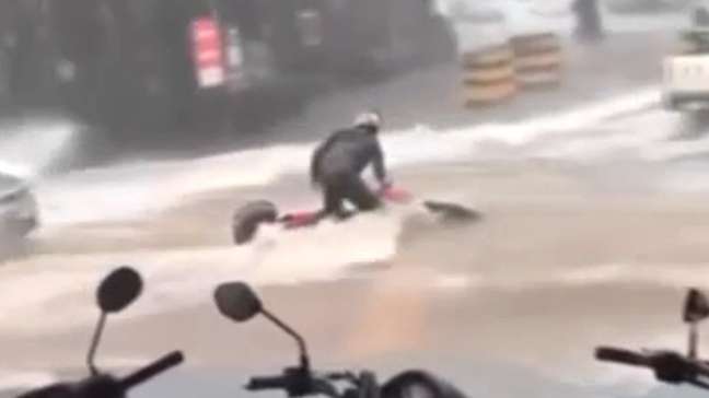Motociclista perde o controle em enxurrada, é levado pela correnteza e resgatado; assista