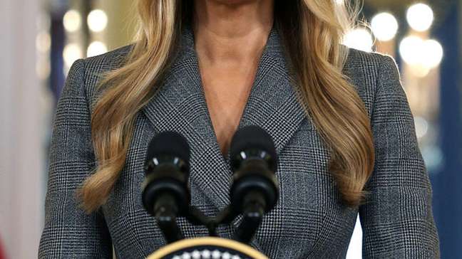 'Nunca tive relação com Epstein', diz Melania Trump