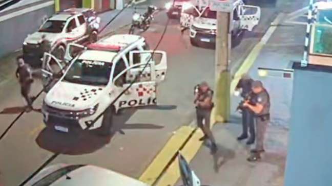 Vídeo mostra tiroteio que deixou PM e três suspeitos mortos após assalto a farmácia no interior de SP