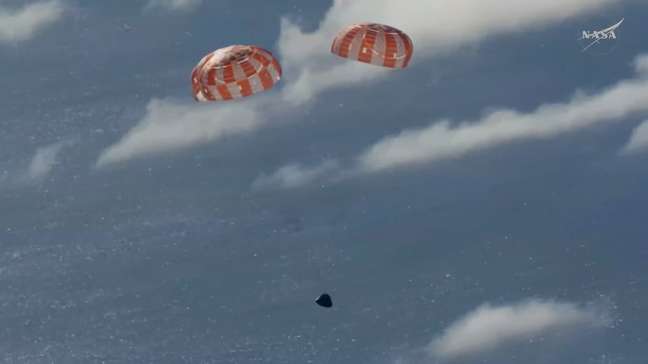Artemis II: Cápsula Orion abre paraquedas e pousa no oceano completando retorno seguro à Terra