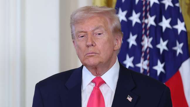 Trump ameaça destruir navios iranianos que se aproximarem de bloqueio dos EUA no Estreito de Hormuz