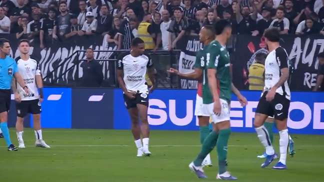 'Tem o gestual de botar a mão no saco': ouça o áudio do VAR que expulsou volante do Corinthians