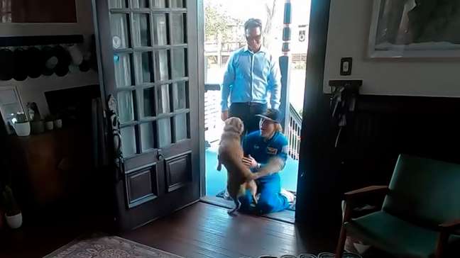 Astronauta da Artemis II tem reencontro emocionante com cachorrinha ao chegar em casa