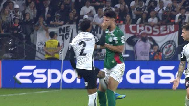'Dá um soco': VAR 'entrega' agressão de lateral do Corinthians expulso em clássico contra o Palmeiras